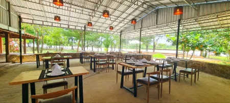 Sun & Roots Lodge Restaurant and Bar Отели в г. Boeng Tuk