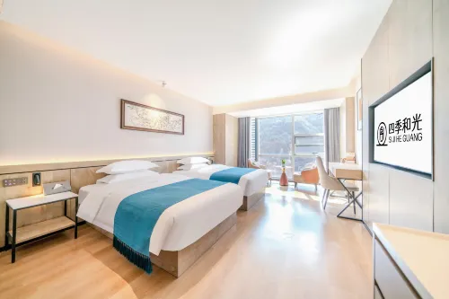 Yan'an Zhiping Four Seasons and Light Hotel