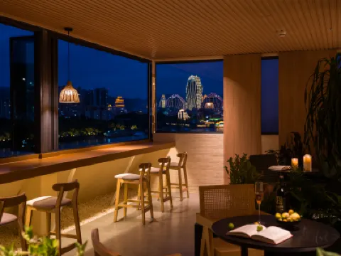 雲隱·日出江景酒店（西雙版納景洪瀾滄江濱江大道店） 鄰近孔雀湖的酒店