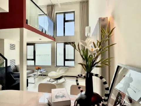 Qingyu Seaview Loft Apartment (Qingdao North Railway Station Branch) Hotel di 