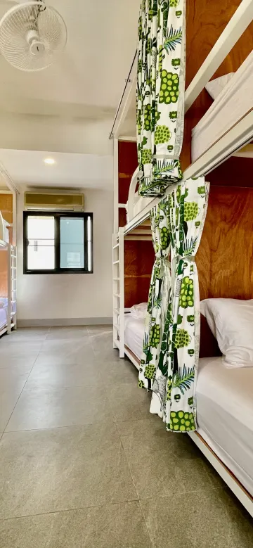 1 เตียงในหอพักรวมพรีเมียม 8 เตียง (ชายหญิง)