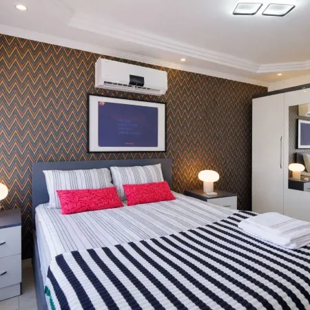 Maxi Homes Hadrian Viva Apartment in Central Old Town with Free WiFi