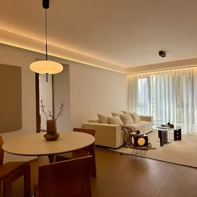 Shijia Homestay (Shanghai Lujiazui Century Avenue Branch) Hotels near Yuanshen Stadium Station