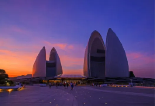 Left Bank Fancheng Hotel (Gongbei Port High-speed Railway Station)