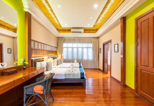 르 샤름 수코타이의 수영장 전경