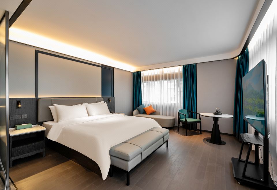 푸징 웨이팅 호텔의 밝고 편안한 식사 공간