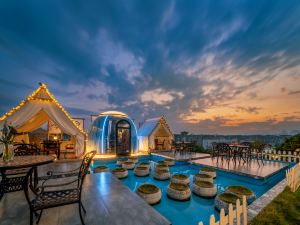 A thousand purple and red roof garden hotel (Guilin Liangjiang Sihu Scenic Area)