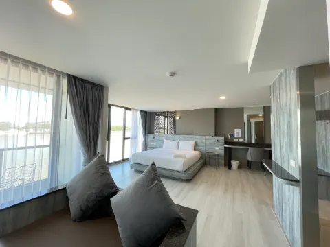 ห้องดีลักซ์ เตียงใหญ่ 1 เตียงวิวแม่น้ำ พร้อมระเบียง