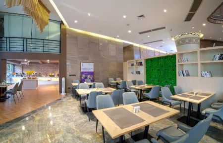 lufengjiudianyangjiangjunyishangyeguangchangdian Отели рядом с достопримечательностью «Yuanyanghu Park»