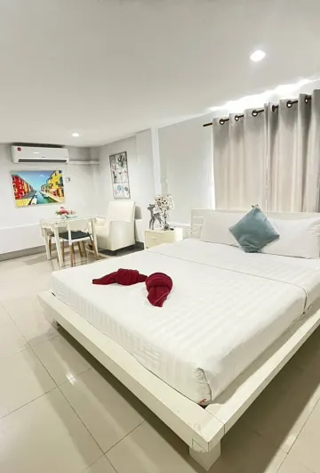 ห้องดีลักซ์ เตียงใหญ่ 1 เตียง