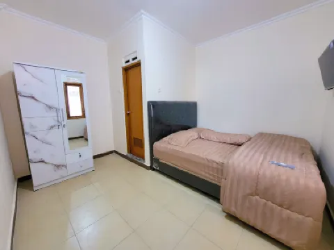 Wahyu Putri House Yogyakarta Hotels near Ngasem Traditional Market