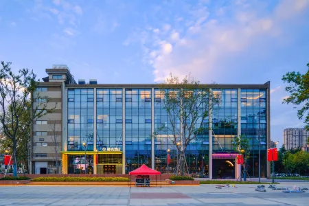 Chenfeng Designer Hotel (Jiujiang Shili Street Nanshan Garden) Отели рядом с достопримечательностью «Shimen Mountain Stream»