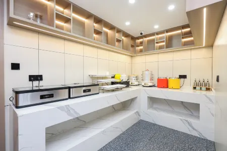 Qingmu Select Hotel (Nanjing University of Aeronautics and Astronautics Cuipingshan Subway Station) Отели рядом с достопримечательностью «Social Science Department， Zhengde Polytechnic College»