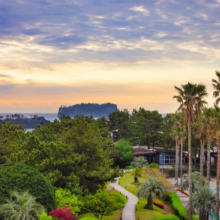 Kensington Resort Seogwipo Отели рядом с достопримечательностью «Центральная библиотека Согвипхо»