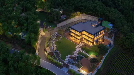 Anji's Heart to Nature · Bamboo Forest bathing pool · Wild Villa Отели рядом с достопримечательностью «Zhejiang Institute of Technology (Anji Campus)»