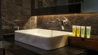 อิมพีเรียลลักชัวรีสวีทส์ KLCC โดยมูนเวย์ - สระว่ายน้ำส่วนตัว