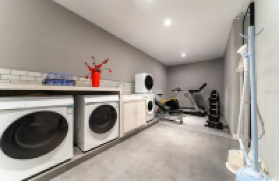 Chongqing Jiefangbei Hongya Cave Houju High-altitude River-view Hotel