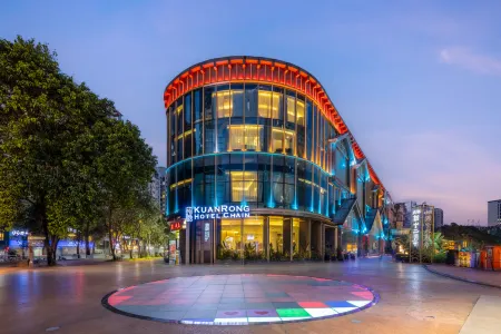 Kuanrong Suites Hotel (taiguli store, Chunxi Road, Chengdu) Отели рядом с достопримечательностью «Sichuan Post and Telecommunication College»