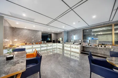 Days Inn by Wyndham Kunming Dianchi Convention and Exhibition Centre Отели рядом с достопримечательностью «Yunzi Museum»