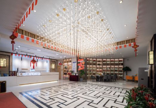 그린트리 호텔의 넓고 청결한 객실 내부