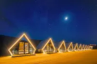 Zhongwei Shapotou District Moonlight Baohe Xingxing Desert Camping Base Hotels in 