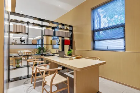 Feisu Hotel (Luzhou Jiangyang Wanhui Hub) Отели рядом с достопримечательностью «Zhangba Guiyuan Forest»