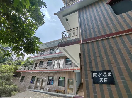 Nanshui Hot Springs Homestay (Ruyuan Nanshui Lake National Wetland Park) Отели в г. Жуюань