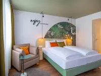 The Weekend Hotel Hotels near نيوباو. .07
