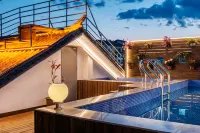 Springtime Lijiang · Golden Summit at Dawn · Snowscape Designer Hotel (Lijiang Old Town) - مسبح على السطح