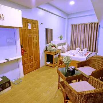 Hotel Aurora Hotels near Sandamuni Pagoda