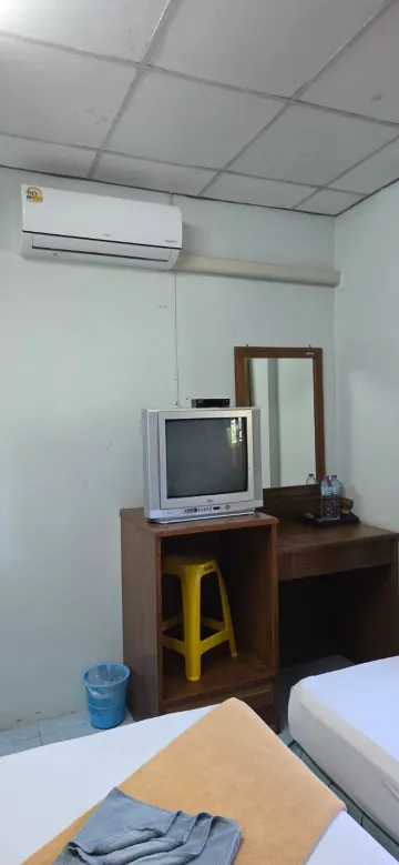 ห้องเตียงแฝดราคาประหยัดพร้อมเครื่องปรับอากาศ