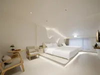 Tranquil Snow Mountain Platinum Hotel