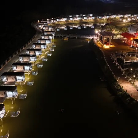 Lesu Space Capsule Homestay · Lake