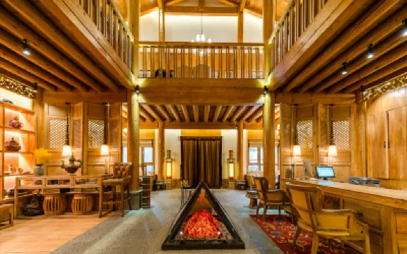 Floral Lux Hotel· Shangri La Gadan Manor Hotel (Dukezong Ancient City Branch) Hotels near Potatso National Park