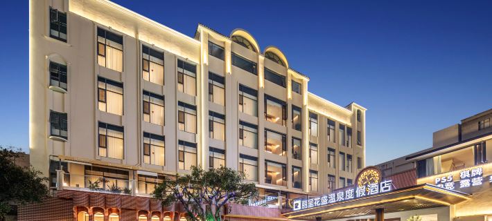 Maitreya Blossom Flower Hot Spring Resort Hotel di Mil