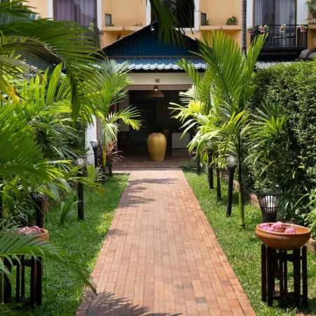 Central Indochine d'Angkor Hotel Отели рядом с достопримечательностью «Псар Чаас (Старый Рынок)»