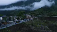 YunManBanShan(Jiuzhaigou Visitor Center Hotel) - Bergblick