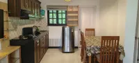 Woodside Retreat Serviced Apartments, 100 meters from baga river - Balkon