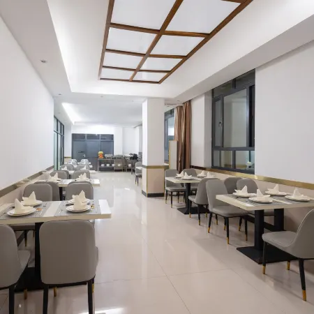 Yizhe Taixin Hotel (Long'an Bus Station)
