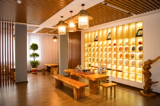 Yining Silk Road Pastoral Song Chenwai City Hotel