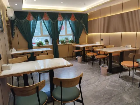 Desert Star Hotel Отели рядом с достопримечательностью «Tarim Desert Highway»