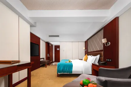 Yuebanwan Hotel (Fat Donglai at Xuchang Railway Station) Отели рядом с достопримечательностью «Qingyihe Thousand Acres Garden»