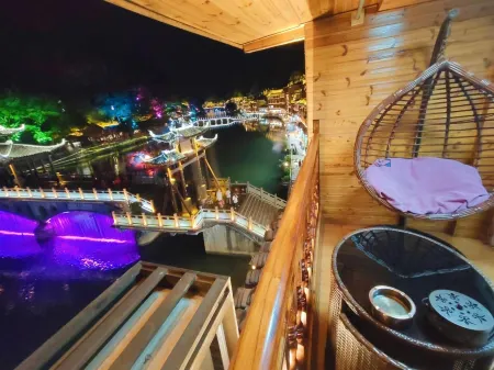 鳳凰柳堤水岸客棧