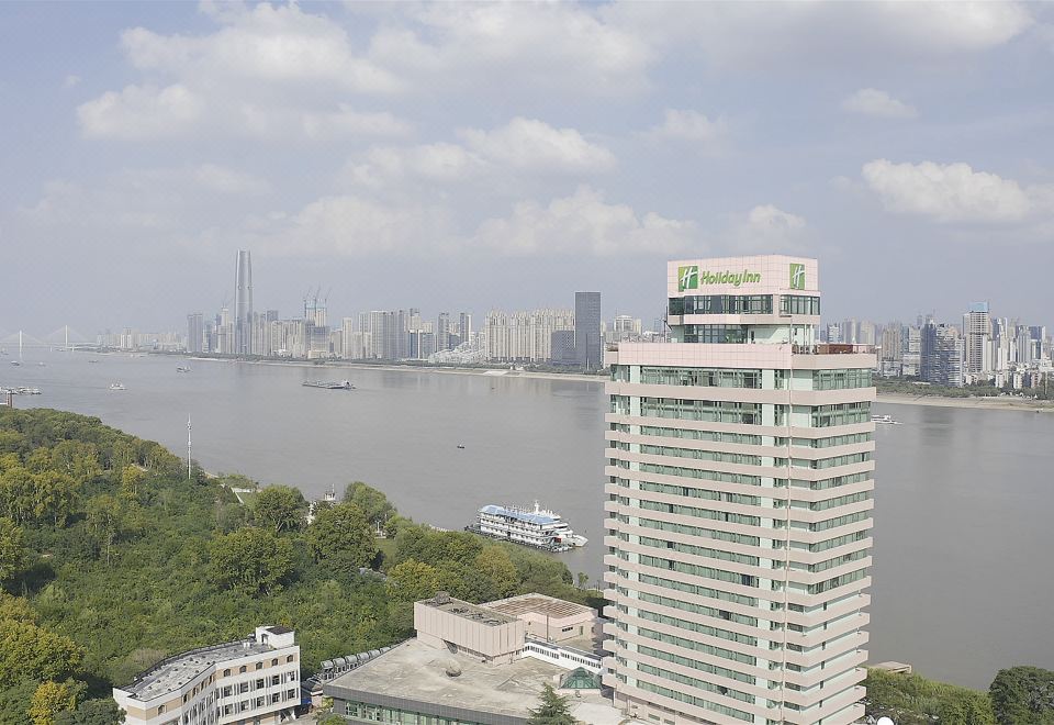 Holiday Inn Wuhan Riverisde - Housity