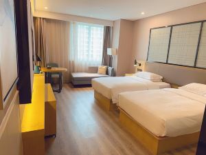 Beiman Hotel (Wuzhou Wanhui Plaza, yingshang High-speed Railway Station)