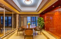 โรงแรมเยว่ซินทูมอร์โรว์ - สระว่ายน้ำบนดาดฟ้า