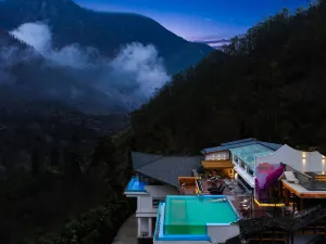 Hailuogou Luanxi Hidden Mountain Snow Mountain Scenic Hot Spring Resort Hote