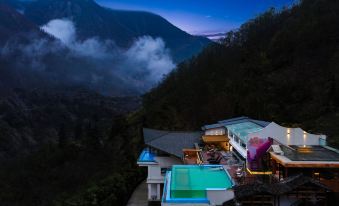 Hailuogou Luanxi Hidden Mountain Snow Mountain Scenic Hot Spring Resort Hote