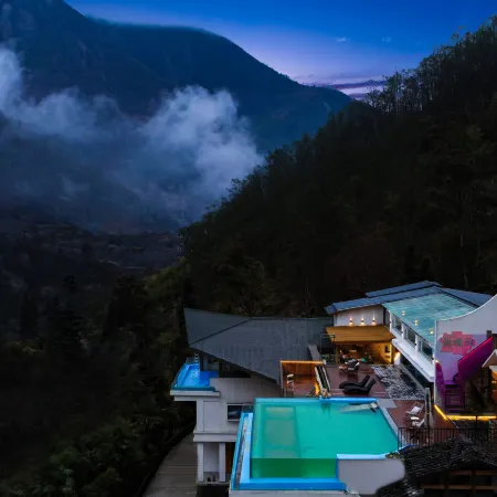Hailuogou Luanxi Hidden Mountain Snow Mountain Scenic Hot Spring Resort Hote