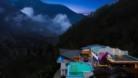 Hailuogou Luanxi Hidden Mountain Snow Mountain Scenic Hot Spring Resort Hote Отели рядом с достопримечательностью «Moxi Ancient Town»